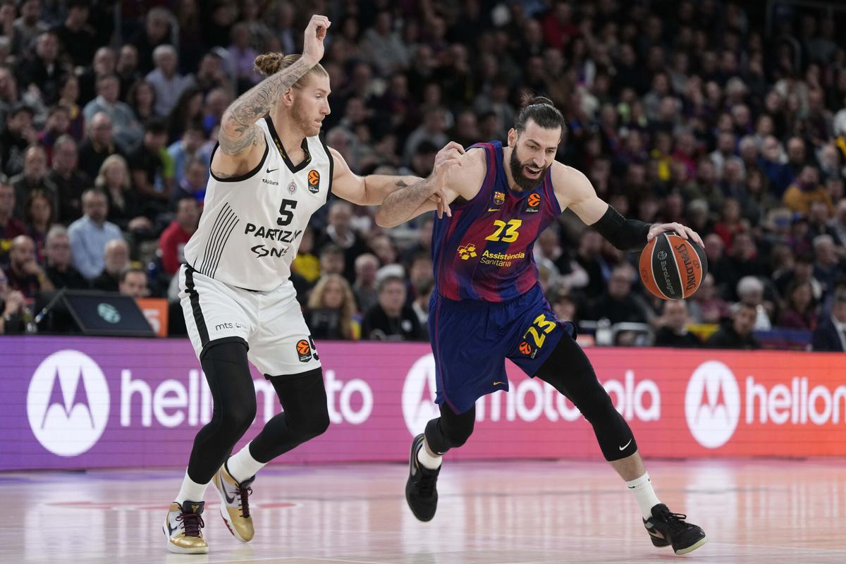 Tornike Shengelia, en acción ante Dylan Osetkowski, durante el encuentro.