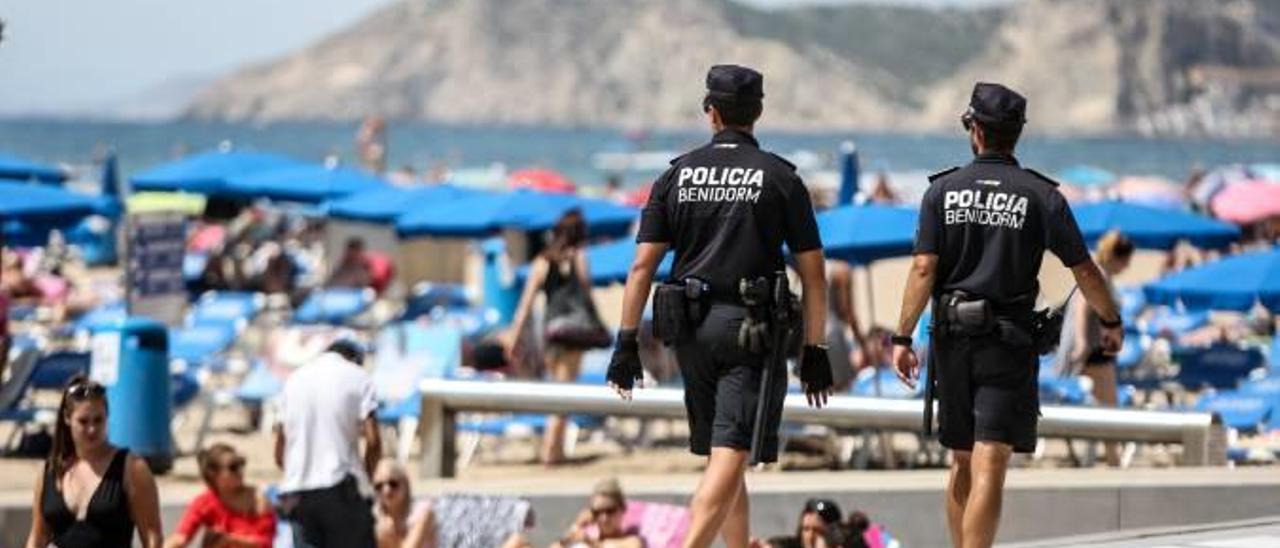 Dos policías interinos, en el paseo marítimo de Levante el pasado verano.