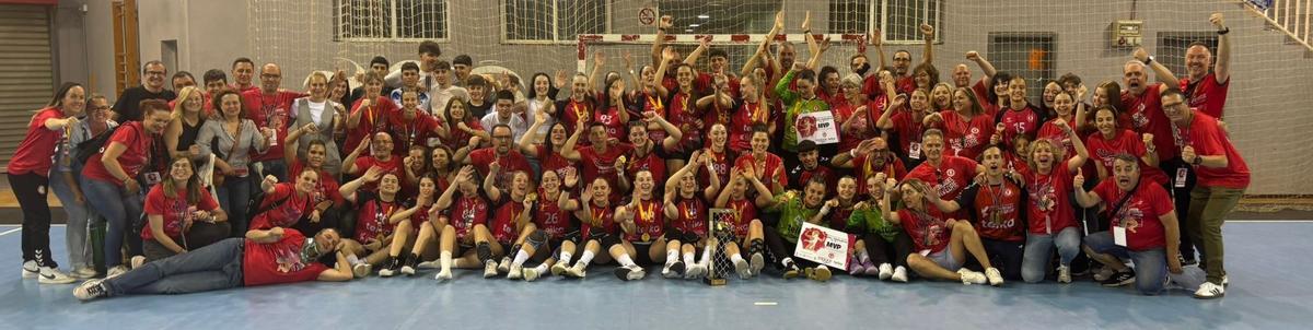 Las campeonas de España con sus familiares.