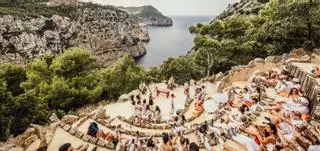 La boda más original sobre los acantilados del norte de Ibiza