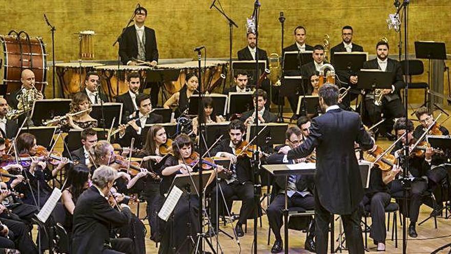 La orquest ADDA Simfònica bajo la dirección de Josep Vicent en el Auditorio de la Diputación.