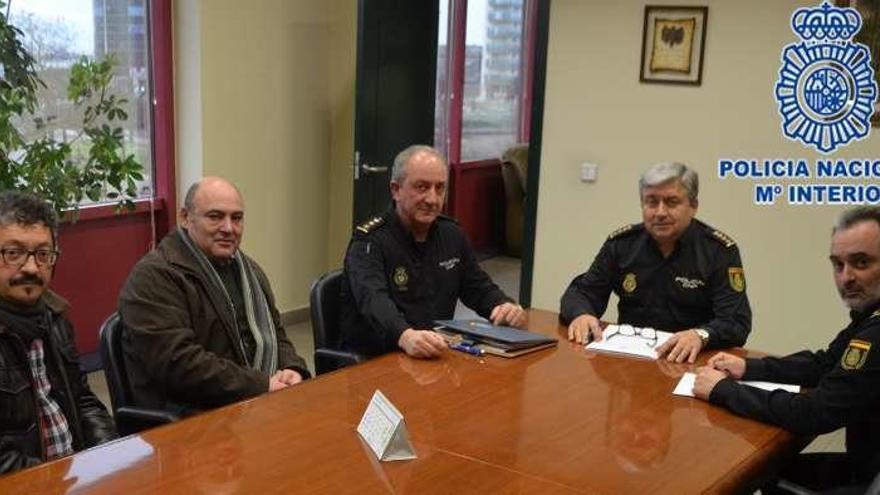 Por la izquierda, Joaquín Argüelles, Gregorio Ibáñez, Epifanio Pérez (jefe local de operaciones), el comisario Dámaso Colunga y Claudio Alperi (delegado de Participación Ciudad), ayer, en la Comisaría de El Natahoyo.