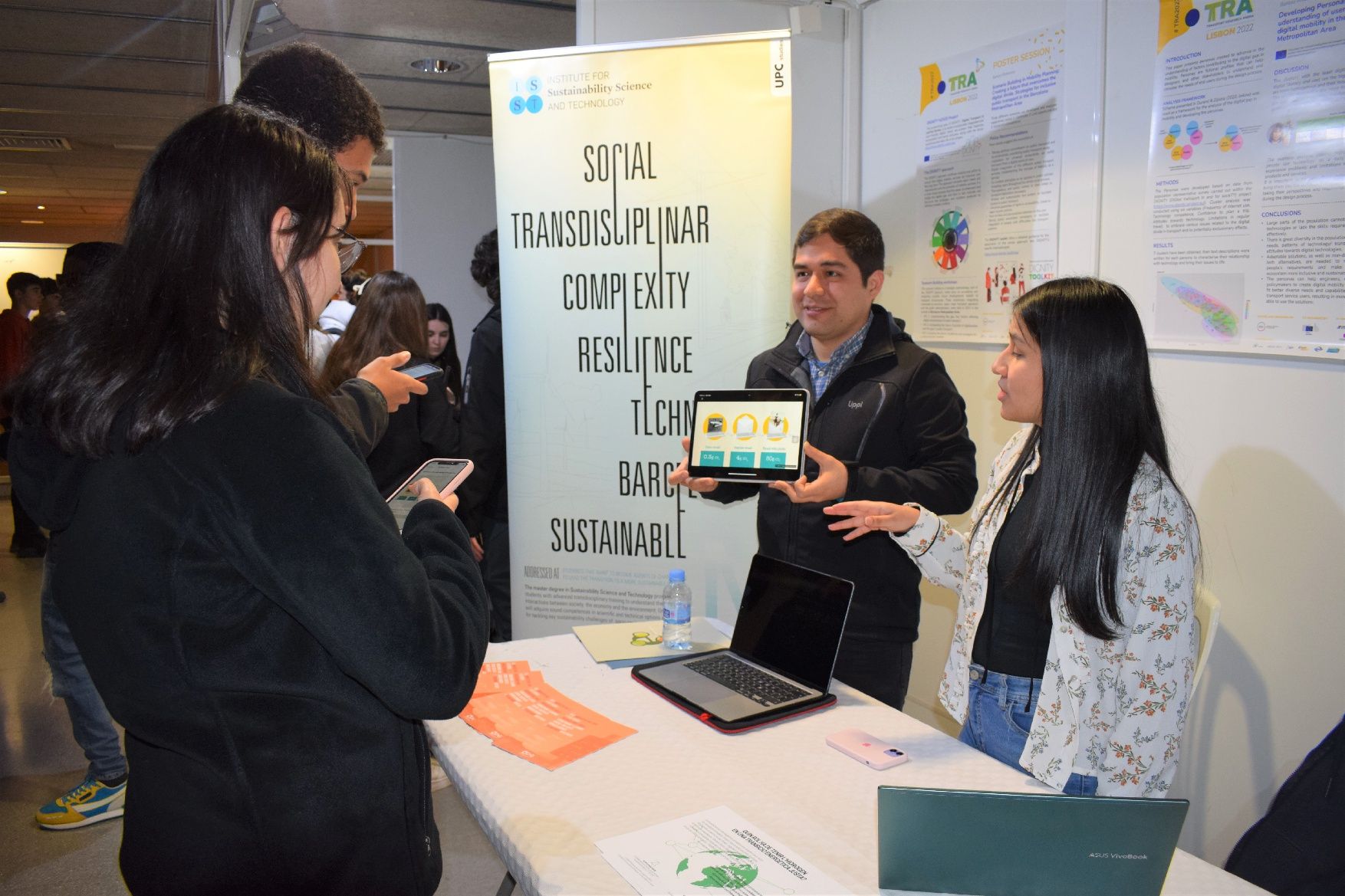 Els estudiants descobreixen projectes científics a la Fira del Coneixement de Berga