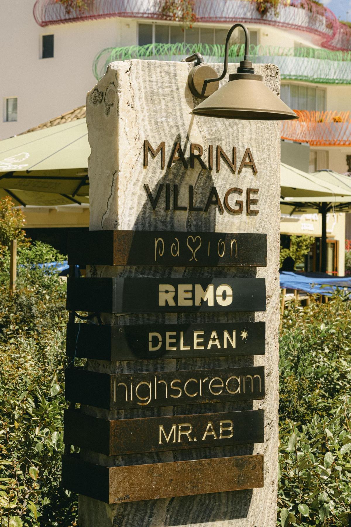 Marina Village está situado frente al puerto deportivo Marina Ibiza.