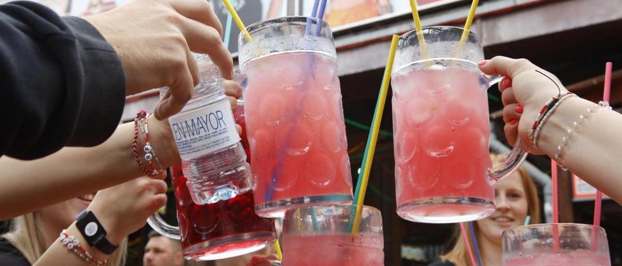 Ungewöhnlich, aber möglich: Mit der Wasserflasche im Bierkönig anstoßen.