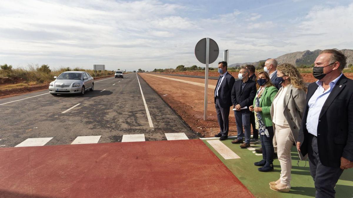 Tras la firma del acta de recepción de la obra del consistorio, con Marqués al frente, abrieron el vial al tráfico. | ERIK PRADAS