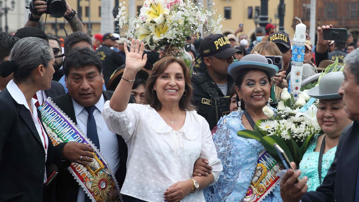 La nueva presidenta de Perú, Dina Boluarte, participa en una procesión de la Virgen de la Inmaculada Concepción de la ciudad de Puno, este jueves en la plaza de Armas de Lima.