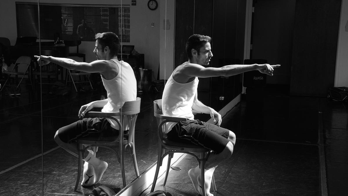 El coreógrafo y bailarín Gustavo Ramírez, dirigiendo una de sus producciones.