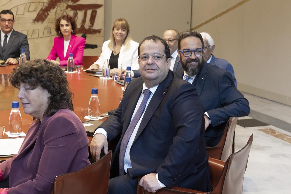 El nuevo gobierno catalán tras el acto de toma de posesión de los nuevos consellers que se ha celebrado este martes en el Palau de la Generalitat, antes de celebrar la primera reunión del nuevo Govern