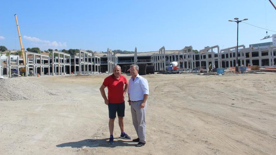 Fermín Cacho y García Urbano, durante la visita a las obras.