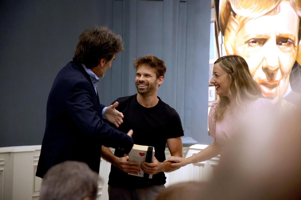 Los concejales José Luis Moreno y Rocío Gil con Óscar Segrelles (centro), comisario de la exposición.
