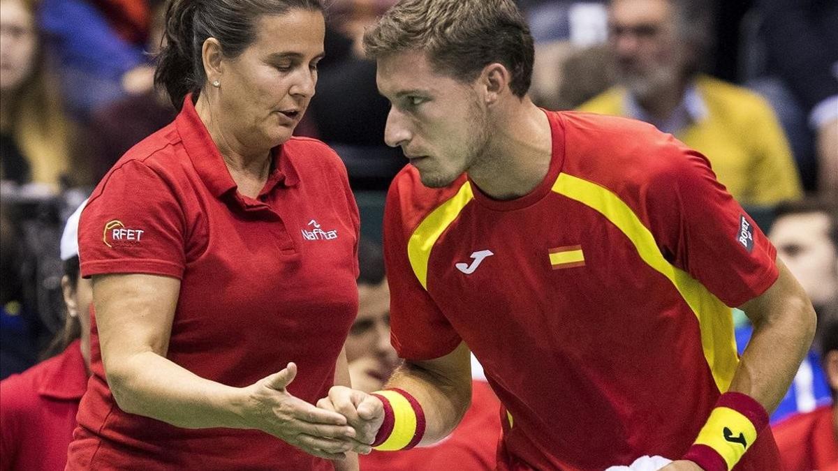 Pablo Carreño y la capitana de la Davis hasta ahora, Conchita Martínez , en la eliminatoria de abril ante Serbia