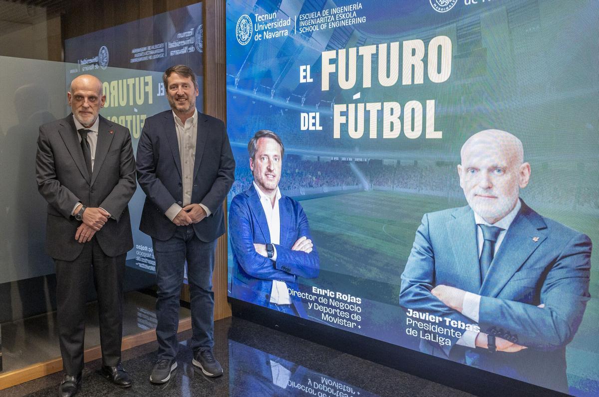 El presidente de LaLiga, Javier Tebas (i), y el director de Negocio y Deportes de Movistar+, Enric Rojas