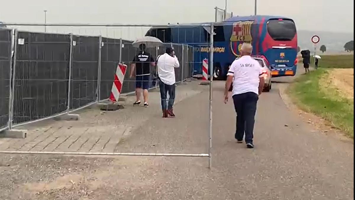 La lluvia, protagonista en la segunda sesión de entrenamiento del Barça