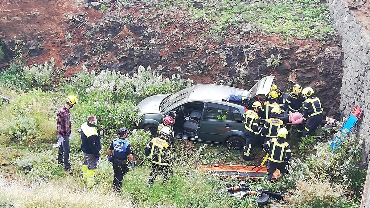 Accidente en Ingenio con dos personas atrapadas en un vehículo