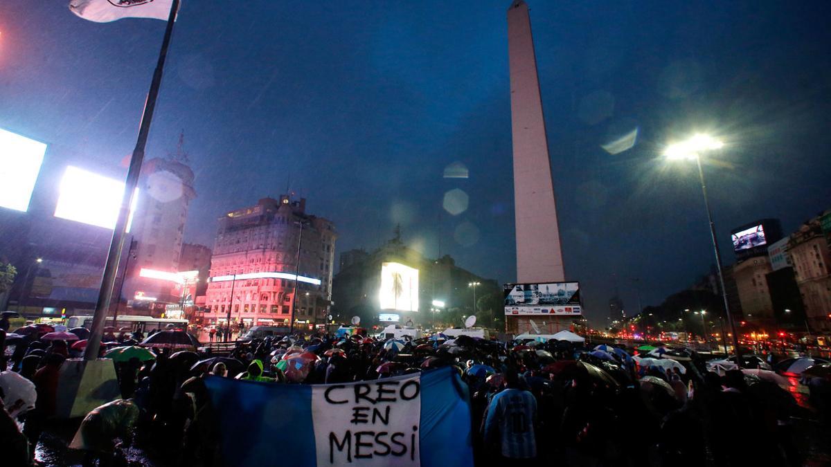 Seguidores de Argentina marchan por el centro de Buenos Aires para pedir a Messi que no deje la selección albiceleste