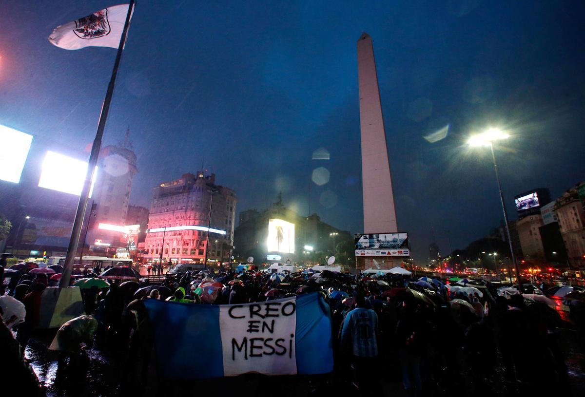 Fans gather in front of the Obelisk in support of Argentina’s player Lionel Messi, who recently announced his retirement from international soccer, and to ask him to come back to the national squad in Buenos Aires, Argentina, July 2, 2016. The Argentine flag at the bottom reads I believe in Messi.  REUTERS/Marcos Brindicci