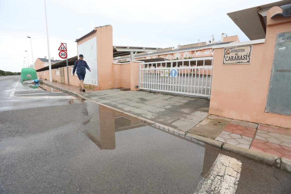 Acceso a una de las urbanizaciones que da a una de las avenidas que suele anegarse en Gran Alacant
