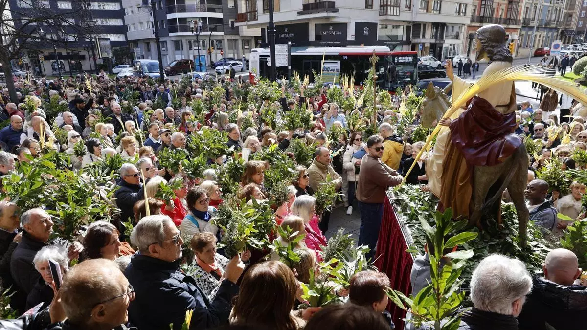Gijón exhibe fervor por La Borriquilla en un Domingo de Ramos soleado y "de tradición": Cimavilla, Begoña y Somió se echan a las calles para abrir la Semana Santa