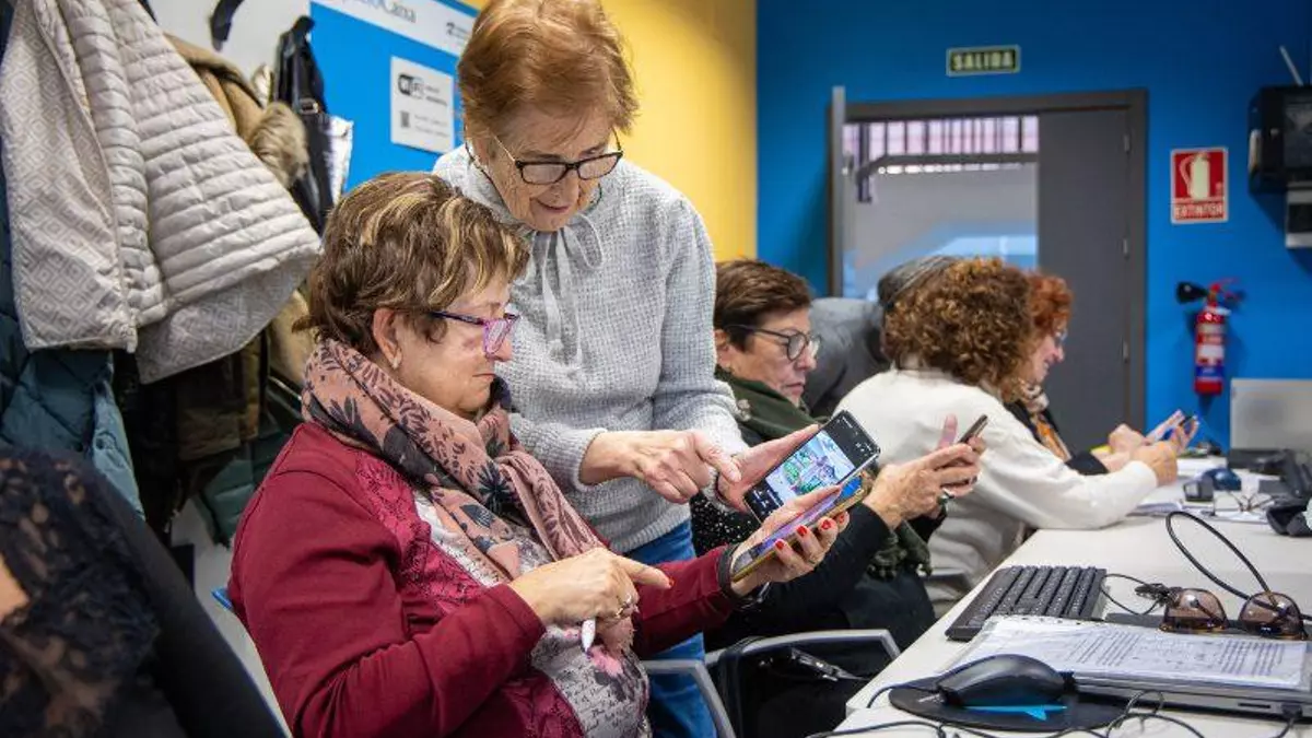 8 de cada 10 séniors están conectados a internet: la mitad ya utiliza TikTok y el 60% la banca 'on line'