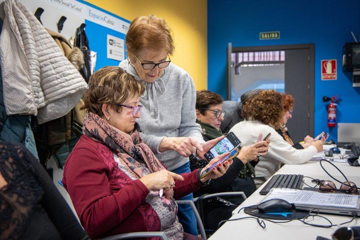 Mayores de un centro amplían sus conocimientos sobre los móviles.