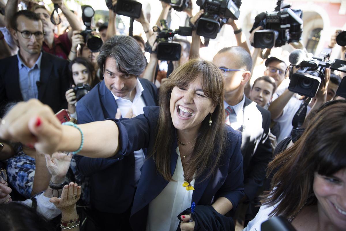 Laura Borràs saluda a simpatizantes de Junts antes de entrar al Parlament, con Francesc de Dalmases.