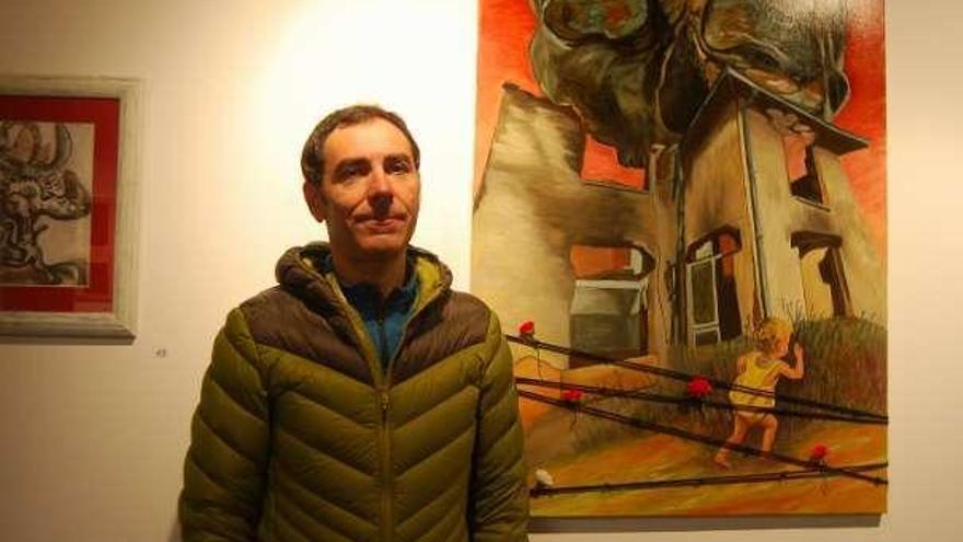 Luis Vega con uno de sus cuadros, en Noreña.