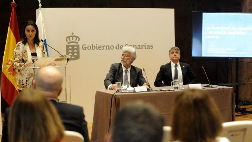 Momento de la presentación, ayer en Presidencia del Gobierno, de la conferencia que impartió Francisco Moreno (d).