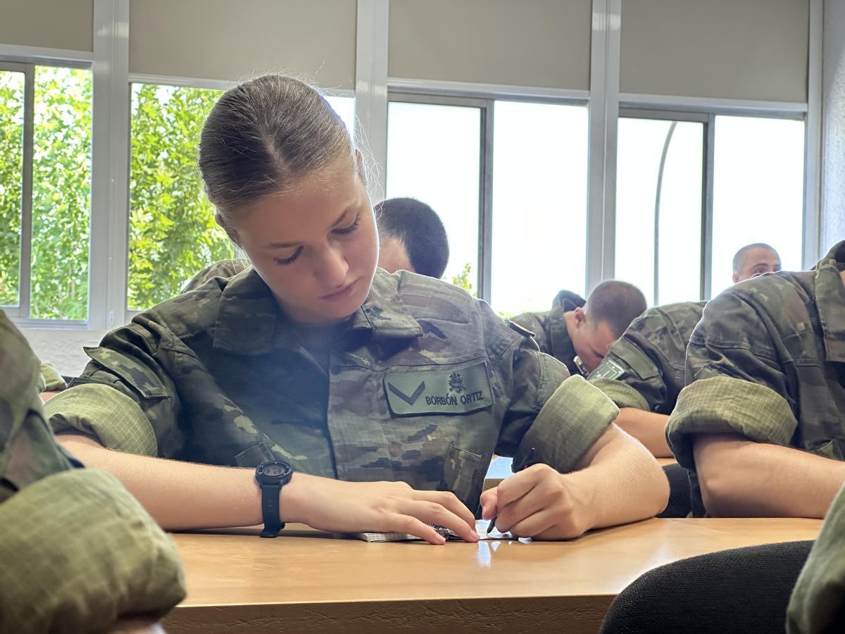 Leonor de Borbón tomando notas en una clase en la Academia General Militar.