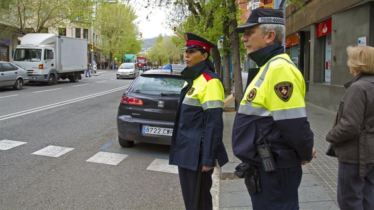 Patrulla conjunta de Guardia Urbana y Mossos en Barcelona, en una foto de archivo.