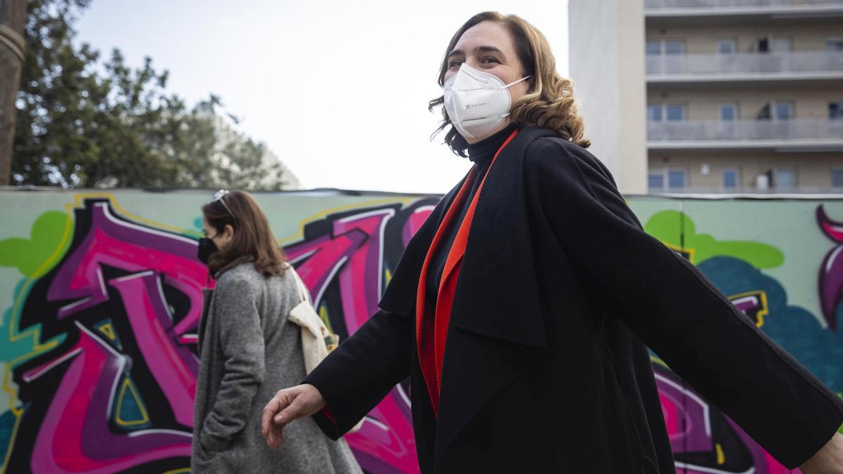 Barcelona 19/01/2022 La alcaldesa Ada Colau en la presentación de la instalación de contenedores marítimos para levantar el segundo edificio de viviendas APROP en la calle Badajoz en Glòries Foto de Ferran Nadeu