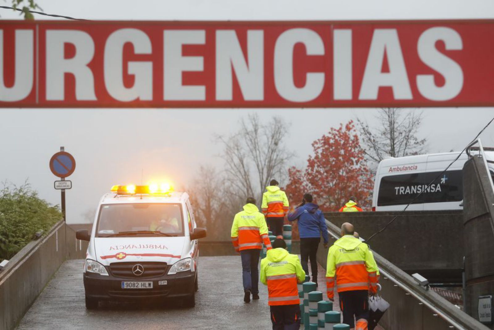 Ambulancias en tareas de evacuación del Hospital de Arriondas.