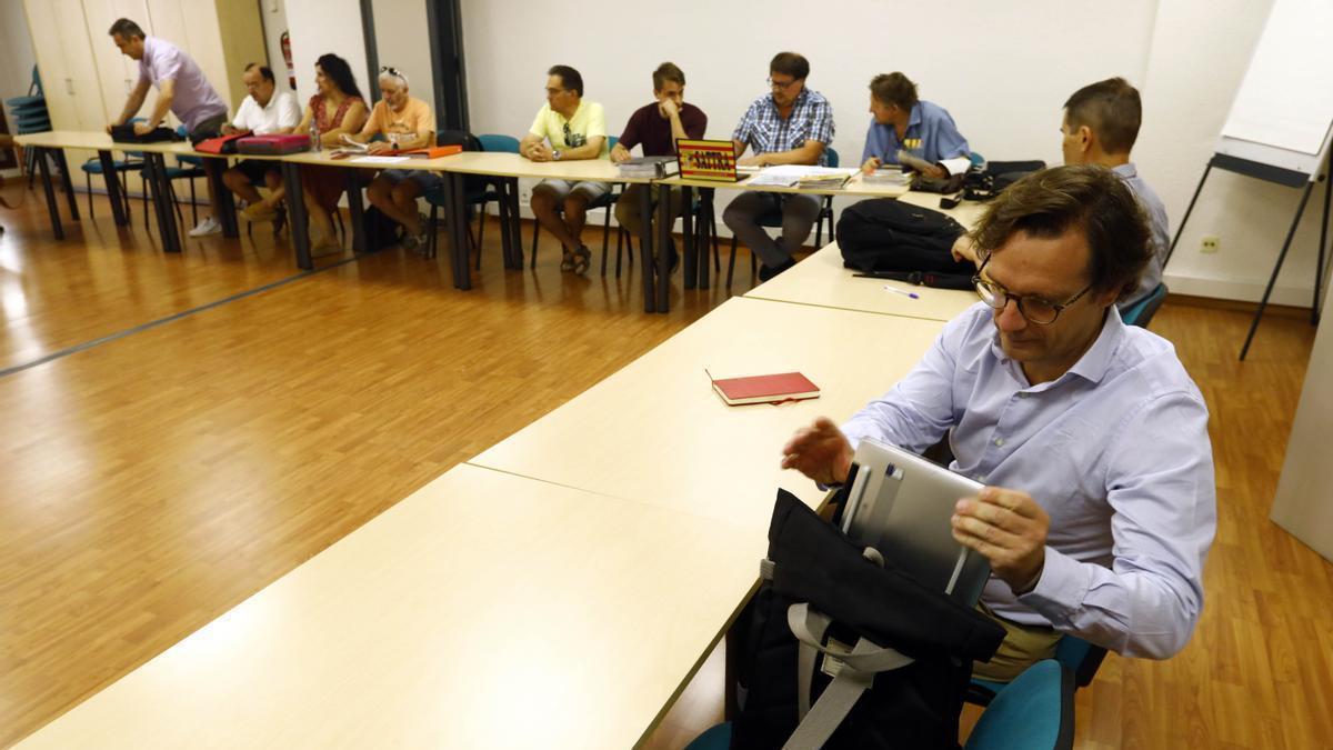 El gerente de Avanza, Guillermo Ríos, y los representantes del comité de empresa, ayer, antes de comenzar la reunión en el SAMA.