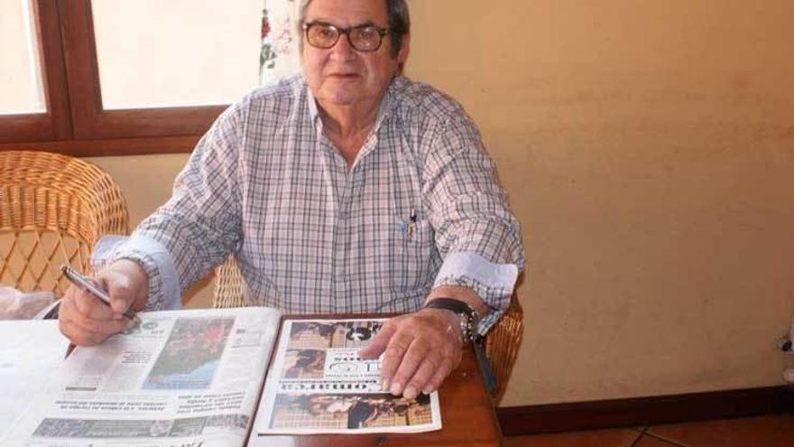 José de Arango, con un ejemplar de LA NUEVA ESPAÑA.