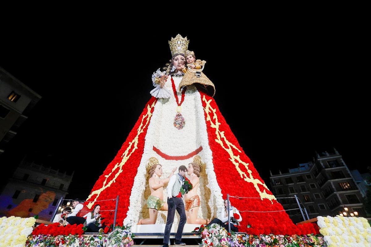 El manto de la Virgen ya luce su mensaje contra la violencia