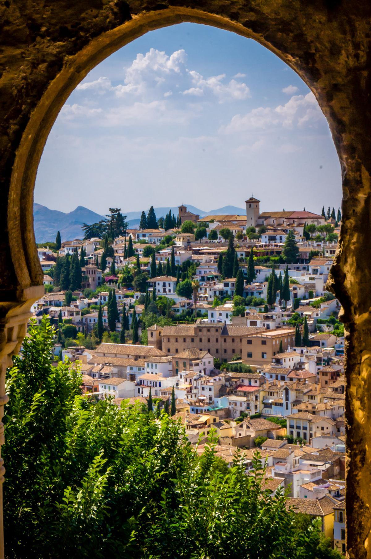 Granada antiguo, visto desde una ventana arqueada en la Alhambra.
