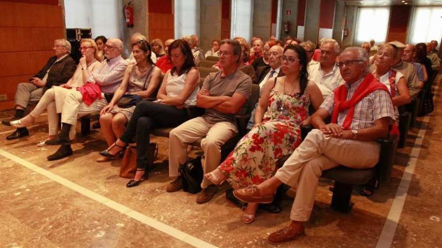 Público que asistió ayer a la conferencia en el Auditorio Municipal do Areal. // José Lores