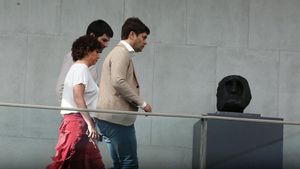 Carlos Guzmán (Contigo-Zurekin), Ainhoa Unzu (PSN) y Pablo Azcona (Geroa Bai) se dirigen a una sala para negociar alejados de las miradas curiosas.