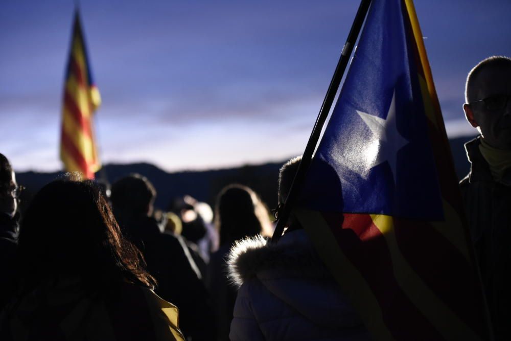 Resposta a la crida a envoltar Lledoners amb espelmes, llanternes i la llum dels mòbils