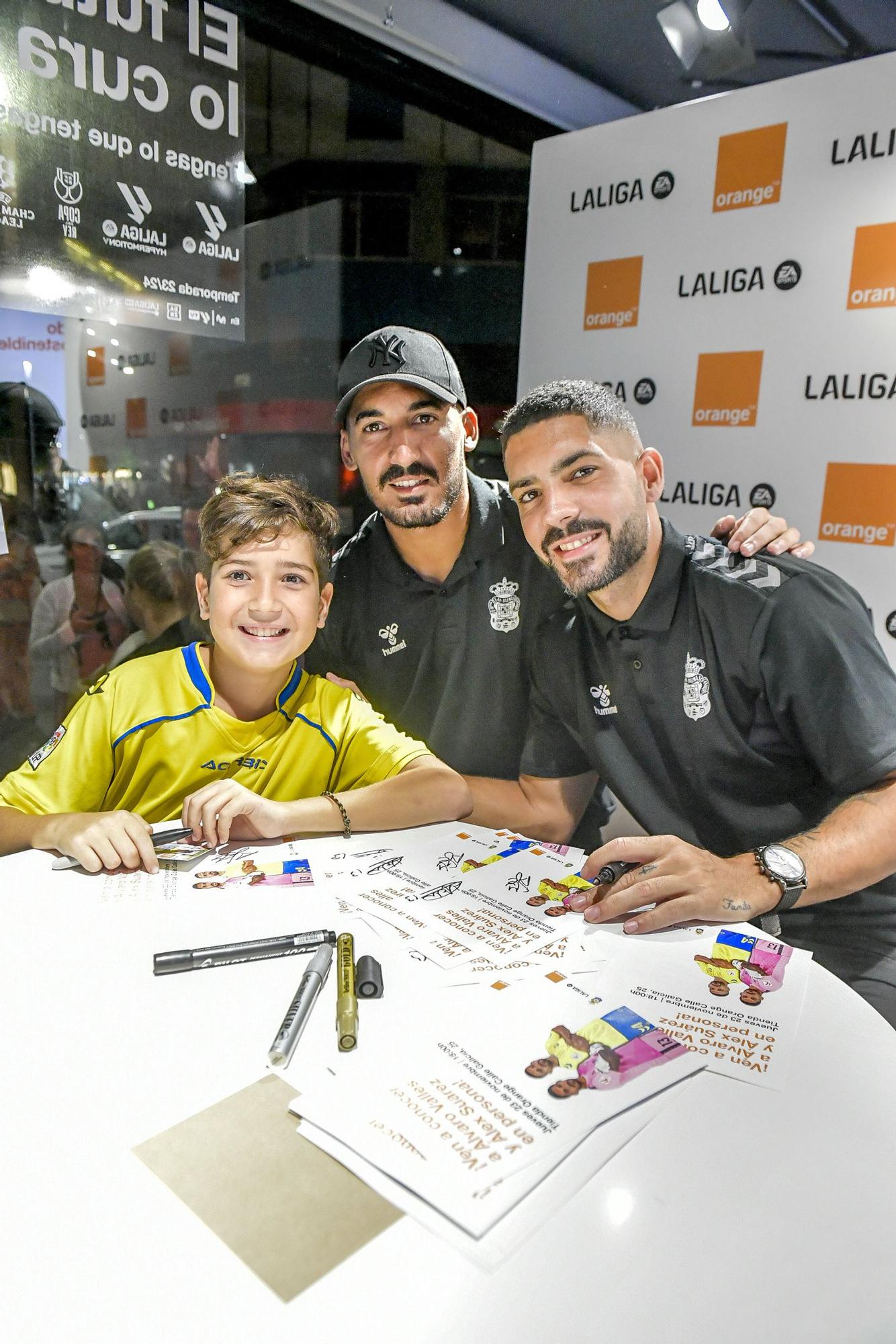 Álex Suárez y Álvaro Valles atienden a los aficionados en la Tienda Orange de la calle Galicia