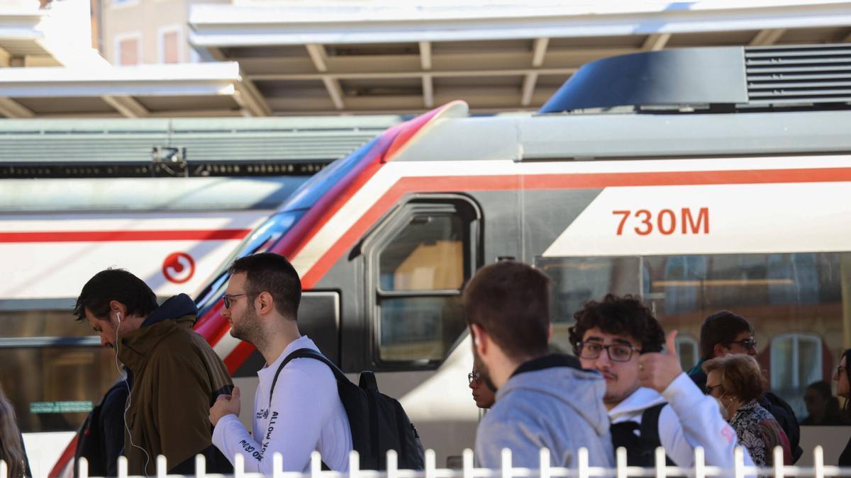 Aglomeraciones trenes de cercanías masificados en la estación del Norte de Valencia. ESTACIÓN DEL NORTE . TRENES DE CERCANÍAS . ADIF . QUEJAS DE LOS USUARIOS POR LAS DEMORAS. CANCELACIONES Y EL HACINAMIENTO DE LOS PASAJEROS