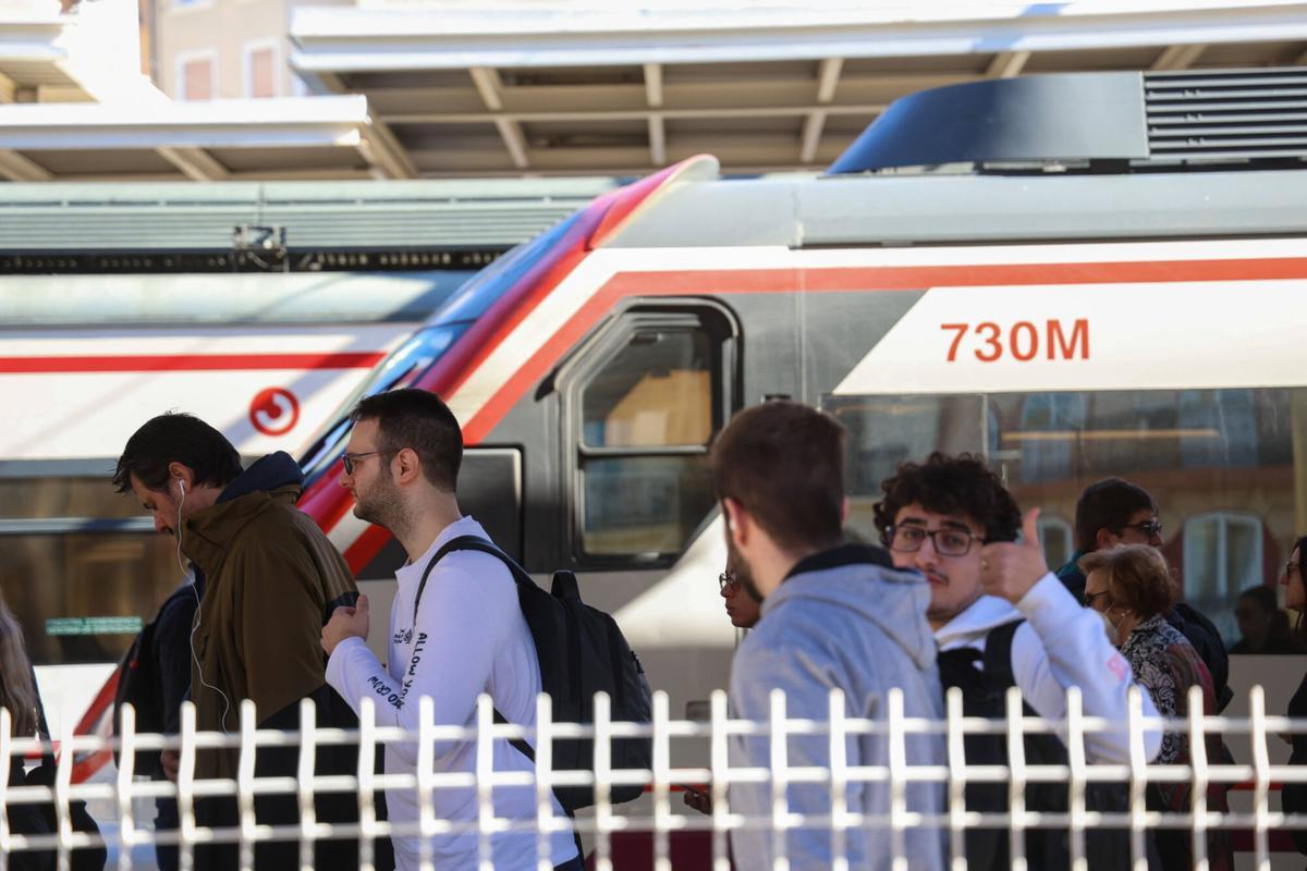 Aglomeraciones trenes de cercanías masificados en la estación del Norte de Valencia. ESTACIÓN DEL NORTE . TRENES DE CERCANÍAS . ADIF . QUEJAS DE LOS USUARIOS POR LAS DEMORAS. CANCELACIONES Y EL HACINAMIENTO DE LOS PASAJEROS