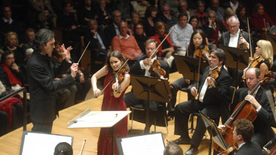 Vladimir Jurowsky dirige a la Filarmónica de Londres junto a la violinista Patricia Kopatchinskaja, anoche. | andrés cruz?