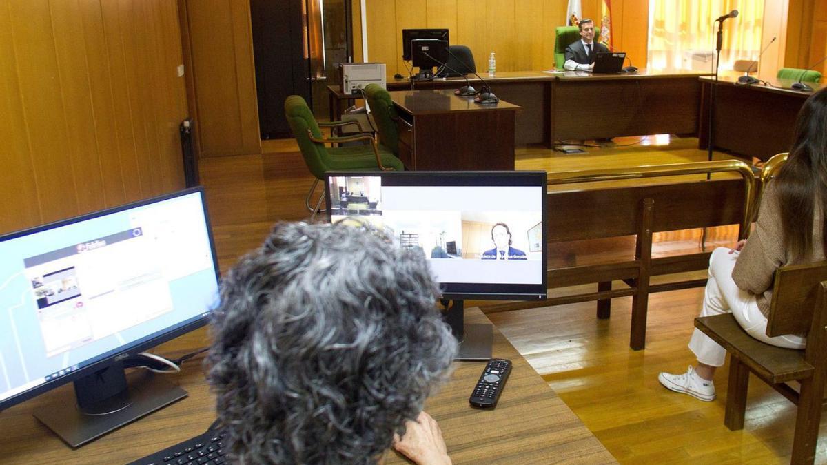 Un judici telemàtic celebrat en un jutjat durant el 2020, en una imatge d’arxiu.  | SALVADOR SAS/EFE