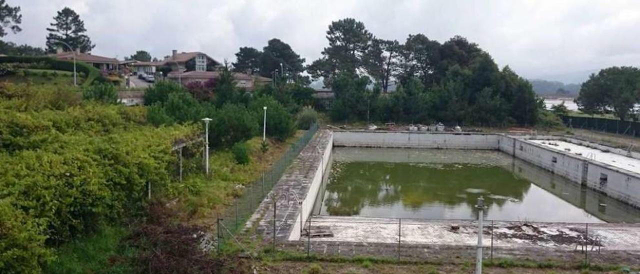 La piscina del Beach Club, completamente abandonada y objeto de deseo en O Grove. // Muñiz