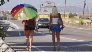Dos prostitutas, en la N-340.