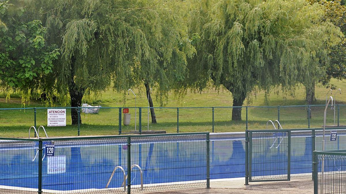 Las piscinas municipales, ayer, preparadas para su reapertura.   | // BERNABÉ/JAVIER LALÍN