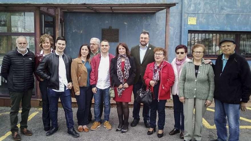 Iván Fernández, Adriana Lastra y Adrián Barbón (en el centro), con vecinos y miembros del PSOE, ayer, durante una visita a Trasona.