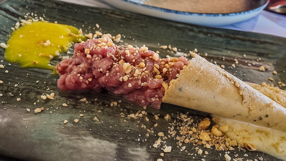 Plato con retinto, creatividad y tradición en cada tapa