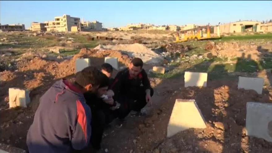 Los supervivientes del ataque en Siria entierran a sus seres queridos